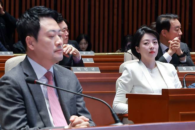 장동혁 국민의힘 대표(왼쪽)가 3월9일 국회에서 열린 의원총회에 참석해 송언석 원내대표 발언을 듣고 있다. 장 대표 오른쪽은 서울시당위원장인 배현진 의원 ⓒ연합뉴스