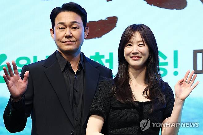 '심우면 연리리' 주연 박성웅-이수경 (서울=연합뉴스) 류효림 기자 = 배우 박성웅, 이수경이 25일 서울 구로구 더세인트에서 열린 KBS2 드라마 '심우면 연리리' 제작발표회에서 포즈를 취하고 있다. 2026.3.25 ryousanta@yna.co.kr