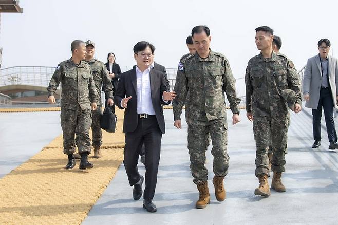 26일 육군 제2291부대 관계자들과 김병수 시장이 한강 변 철책 철거 수정 합의각서를 체결한뒤 현장에서 대화를 나누고 있다. 사진=김포시청