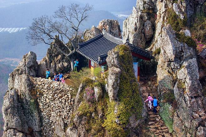 해남의 자연과 사찰, 힐링을 동시에 즐길 수 있는 '달마고도 힐링걷기 축제'가 열린다. 사진은 미황사 도솔암. /해남군 제공
