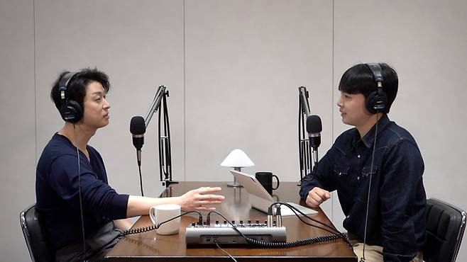 게스트 김준헌 오사카F&B 대표와 호스트 본지 이동엽 총괄이사가 '로컬F&B사업'을 주제로 이야기를 나누고 있다.