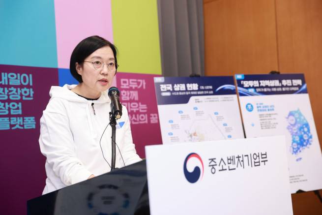 한성숙 중소벤처기업부 장관이 25일 서울 서초구 드림플러스 강남에서 모두의 창업 프로젝트 관련 브리핑을 진행하고 있다.(사진출처=중소벤처기업부)
