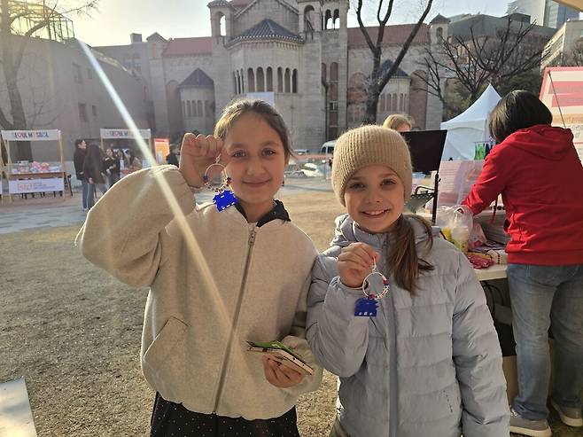 한글 키링을 들고 있는 참가자들 모습. /서울관광재단 제공