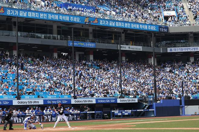 지난 22일 대구 삼성라이온즈파크에서 열린 프로야구 삼성 라이온즈와 LG 트윈스의 시범경기에서 관중석이 팬들로 가득 차 있다. (사진=연합뉴스)