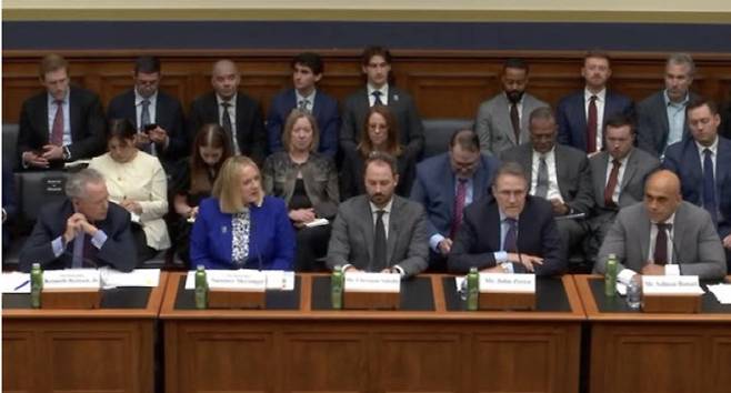 월가 핵심 기관들을 대표해 증인들이 출석했다. 맨 앞줄 왼쪽부터 케네스 벤슨 SIFMA 회장 겸 CEO, 서머머싱어 블록체인협회 CEO, 크리스티안 사벨라 DTCC 부사장, 존 제카 나스닥 글로벌 법무리스크규제 담당 부사장, 살만 바나에이 플룸네트워크 법률총괄. (사진= 미국 하원 금융서비스위원회 공식 유튜브 채널 청문회 중계 영상 캡쳐)