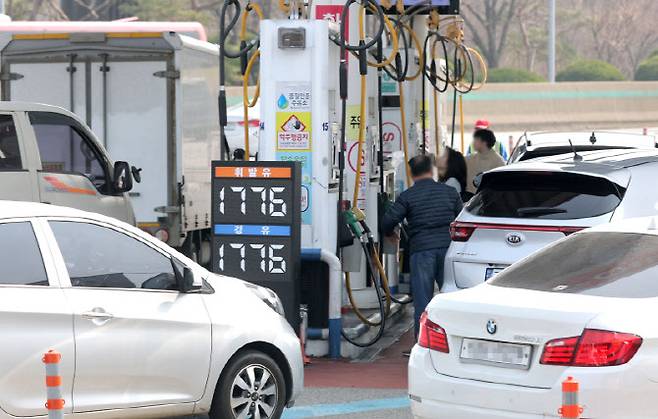 서울 서초구 만남의광장 주유소에서 차량들이 주유를 위해 줄지어 대기하고 있다.(사진=연합뉴스)