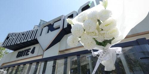 창원NC파크에 사고 희생자를 추모하는 조화가 놓여 있다. 사진=연합뉴스