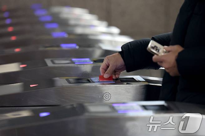 서울의 한 지하철역 개찰구에서 시민들이 교통카드를 태그하고 있다. ⓒ 뉴스1 이광호 기자