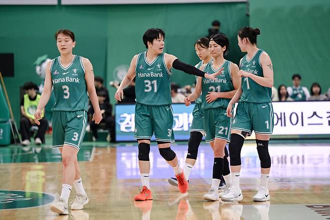 하나은행 선수들이 25일 부천체육관에서 열린 2025~2026 BNK금융 여자프로농구 6라운드 우리은행전에서 대화하고 있다. 사진 | WKBL