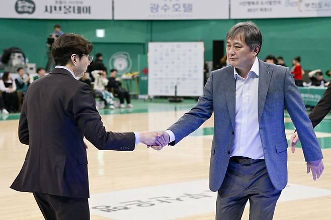 KB 김완수 감독(왼쪽)과 하나은행 이상범 감독이 9일 부천체육관에서 열린 BNK금융 2025~2026 여자프로농구 정규리그 5라운드 경기 후 악수하고 있다. 사진 | WKBL