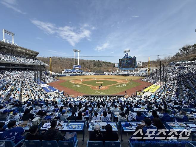 22일 대구삼성라이온즈파크에서 열린 LG와 삼성의 시범경기. 화창한 봄날씨 속 야구장을 찾은 팬들이 경기를 지켜보고 있다. 대구=허상욱 기자wook@sportschosun.com/2026.03.22/