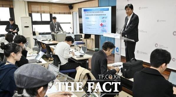 신병철 인천시 보건복지국장이 26일 시청 브리핑룸에서 보건복지국 소관 현안과 관련해 기자브리핑을 하고 있다. /인천시