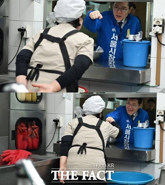 정원오 더불어민주당 서울시장 예비후보가 26일 오후 서울 관악구 관악노인종합복지관을 찾아 식당 조리사들과 인사하고 있다. 손에 물이 묻어 악수를 피하는 조리사와 악수 대신 주먹인사를 나눴다. /이새롬 기자