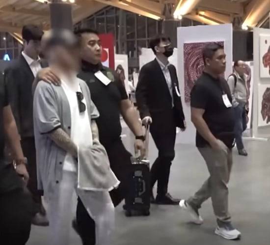 24일 필리핀 공항에서 국내로 송환되는 박왕열./ 법무부