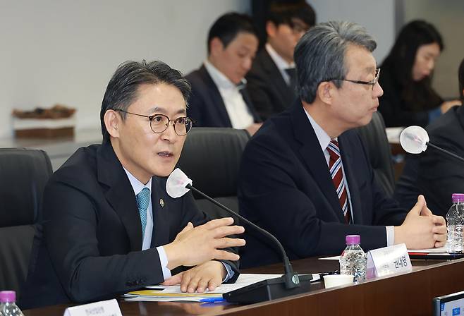권대영(왼쪽) 금융위원회 부위원장이 26일 서울 여의도 중소기업중앙회에서 열린 국민성장펀드 벤처·혁신 생태계 지원 간담회에서 발언하고 있다. 오른쪽은 국민경제자문회의 부의장./연합뉴스
