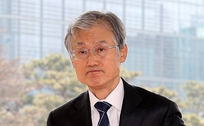 조희대 대법원장이 지난 25일 서울 서초구 대법원으로 출근하고 있다. /뉴스1