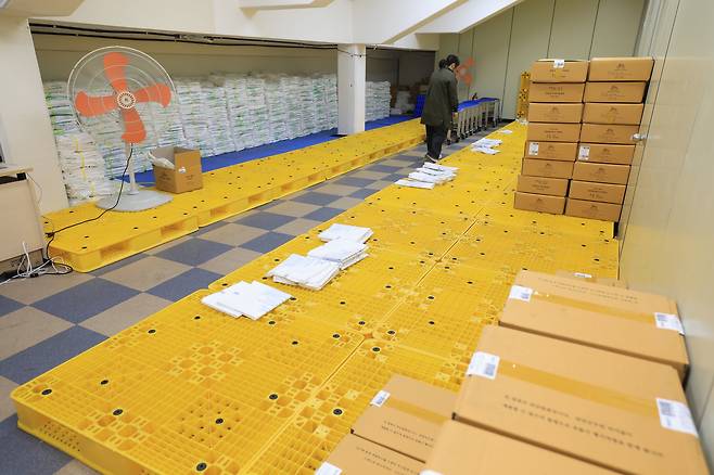 제주시 오라동에 위치한 제주시 생활환경과 종량제 쓰레기봉투 창고에서 관계자가 재고를 정리·점검하고 있다. /연합뉴스