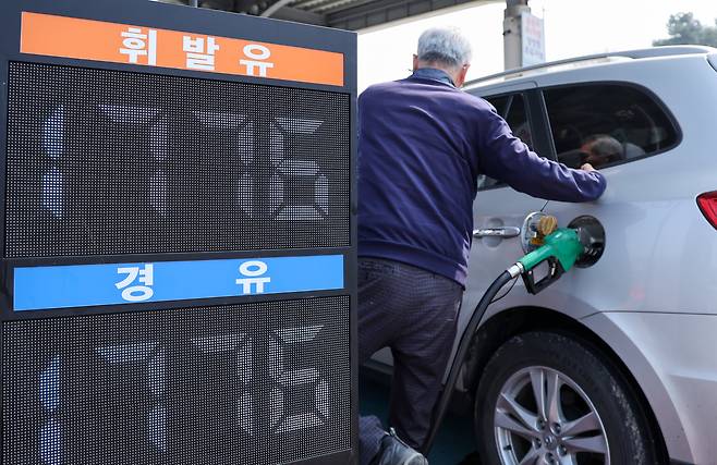 26일 서울 서초구 만남의광장 주유소에서 시민들이 주유를 하고 있다. /뉴스1