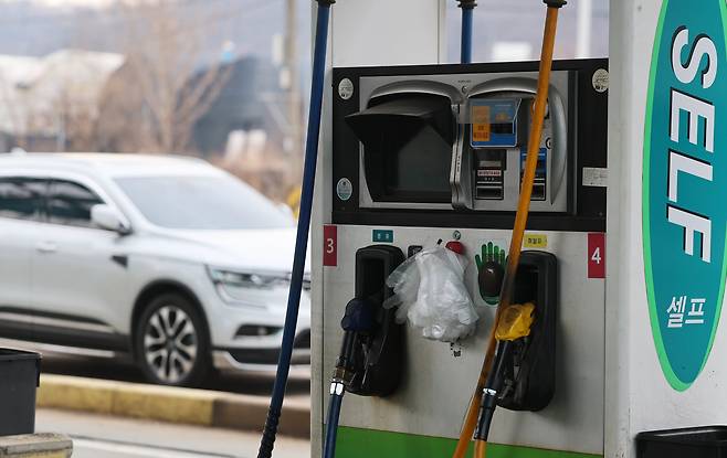 경기 시흥의 한 주유소 주유기에 불이 꺼져 있다. /뉴스1