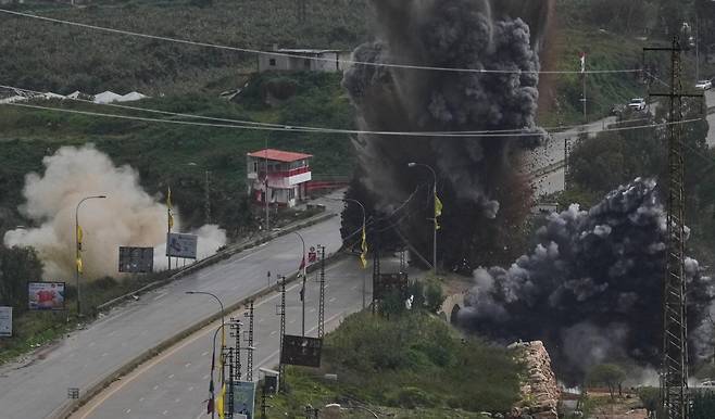 22일 레바논 남부 해안도시 티레 근처 까스미아 다리에서 이스라엘군의 공습으로 연기가 치솟고 있다. 최근 이스라엘은 친이란 무장단체 헤즈볼라를 섬멸하겠다며 레바논 남부에서 지상전을 확대하고 있다. 티레=AP 뉴시스