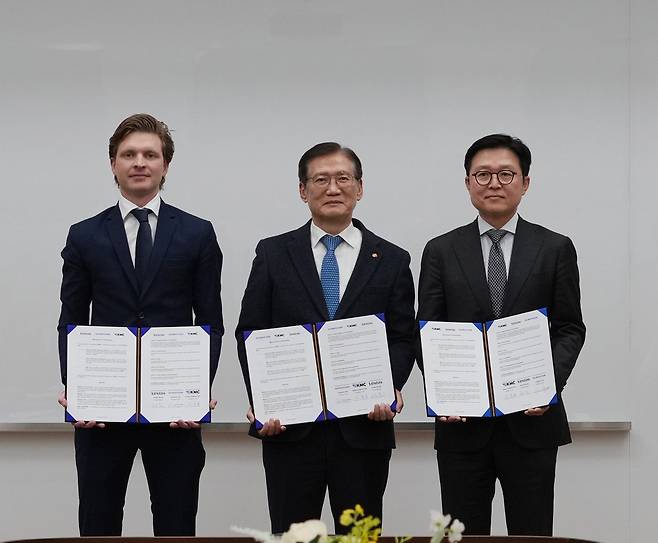 한전KPS(사장 김홍연·가운데)와 베스타스, KMC해운 간 업무협약식. 한전KPS 제공