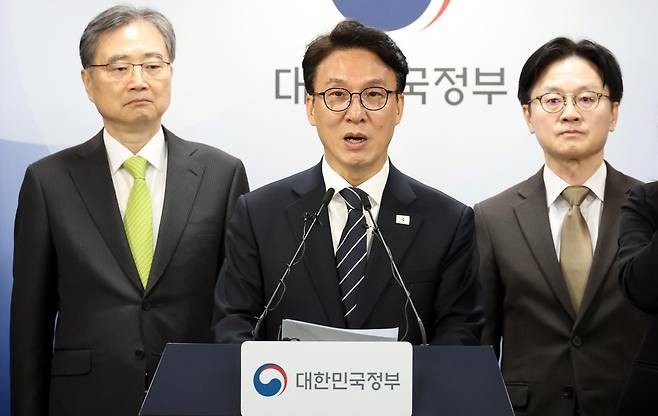 김민석 국무총리가 25일 오전 서울 종로구 정부서울청사에서 비상경제 대응체계 관련 브리핑하고 있다. 2026.03.25 뉴시스
