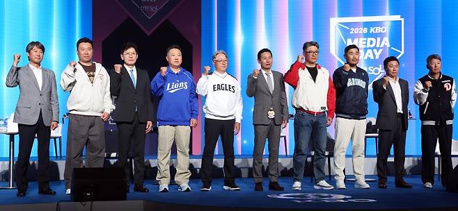 26일 오후 서울 잠실 롯데호텔 월드에서 열린 2026 신한 SOL KBO 리그 미디어데이&팬페스트’에서 10개구단 감독들이 파이팅을 외치고 있다. 2026.3.26.뉴스1