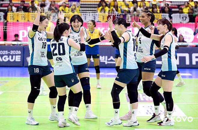 26일 열린 현대건설과의 2025~2026시즌 V리그 플레이오프에서 3-1로 승리한 뒤 기뻐하고 있는 GS칼텍스 선수들. KOVO 제공