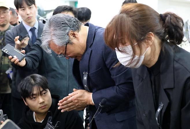14명의 목숨을 앗아간 화재 참사가 일어난 대전 안전공업의 손주환 대표이사와 그의 딸 손아무개 상무가 26일 오후 5시께 대전시청에 마련된 희생자 합동분향소를 찾아 사과문을 읽은 뒤 취재진의 질문에 답하고 있다. 연합뉴스
