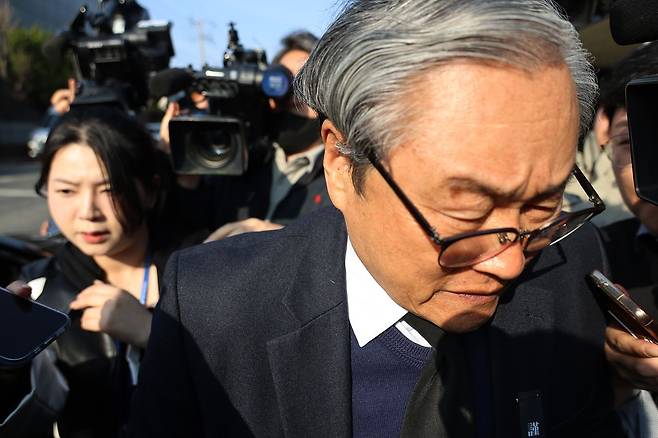 대형 화재로 74명의 사상자가 발생한 대전 안전공업의 손주환 대표이사가 23일 오후 합동 감식과 압수수색이 진행 중인 안전공업 본사를 떠나고 있다. 연합뉴스