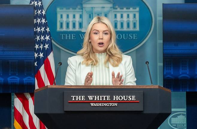 캐롤라인 레빗 미국 백악관 대변인이 25일(현지시간) 워싱턴 DC 백악관에서 언론 브리핑을 하고 있다. 신화=연합뉴스