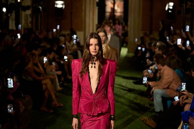 지난 3월 12일(현지시간) 이탈리아 로마에서 열린 발렌티노 2026 가을겨울 컬렉션 쇼. 사진 발렌티노