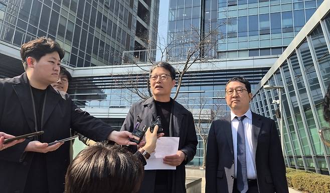 지난해 4월3일 김유열 전 EBS 사장이 방송통신위원회의 EBS 사장 이사 임명 처분에 대한 집행정지 변론에 앞서 서울행정법원 앞에서 입장문을 발표하고 있다. /박지은 기자