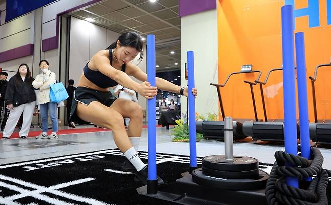 26일 서울 강남구 코엑스에서 열린 2026 서울국제스포츠레저산업전(SPOEX2026)을 찾은 참관객이 운동기구를 체험하고 있다. 사진=뉴스1