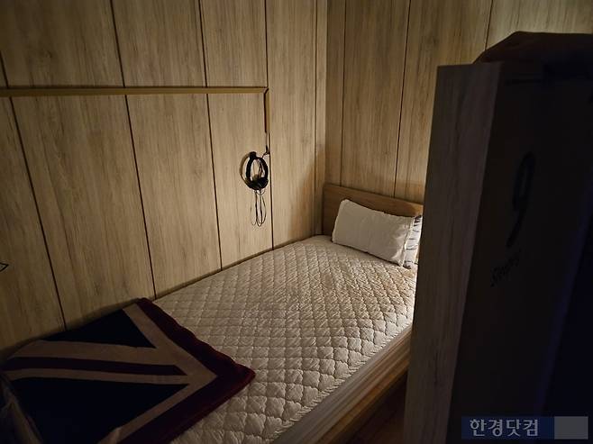 지난 23일 서울 강남구 역삼동에 위치한 한 수면카페에 마련된 수면실. 귀마개와 소음을 차단할 수 있는 헤드폰도 제공된다. /사진=박수빈 기자