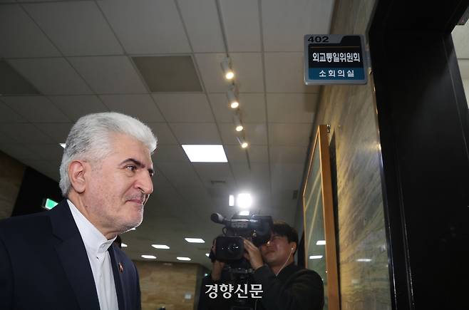 사이드 쿠제치 주한 이란대사가 지난 25일 국회에서 김석기 외교통일위원장 및 외통위 여야 간사들과 면담을 위해 이동하고 있다. 박민규 선임기자