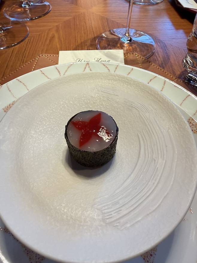 Crispy gamtae wrapped beef tartare roll (Hong Yoo/The Korea Herald)