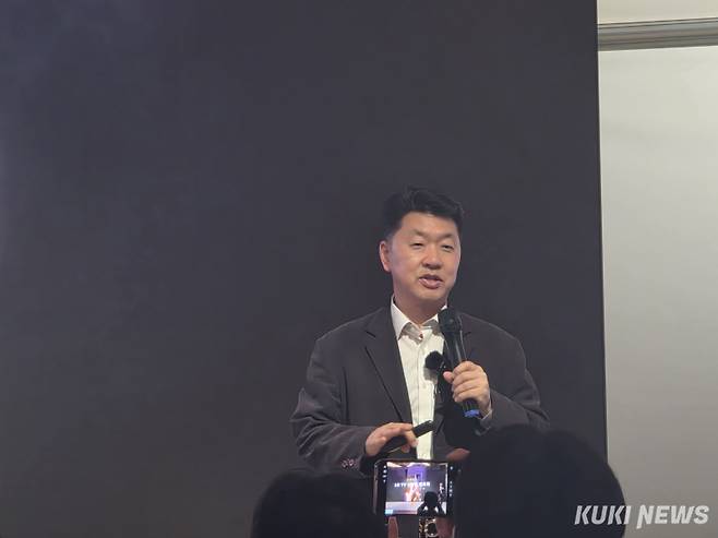 백선필 LG전자 디스플레이 CX담당 상무가 25일 2026년형 TV 신제품 기념 미디어 브리핑에서 기자들의 질문에 답변하고 있다. 정우진 기자