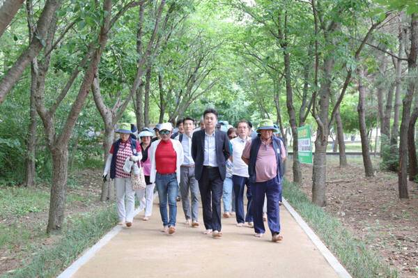 김정헌 인천 중구청장이 주민들과 함께 세계평화의숲 건강걷기 산책로를 걷고 있다. 중구청 제공