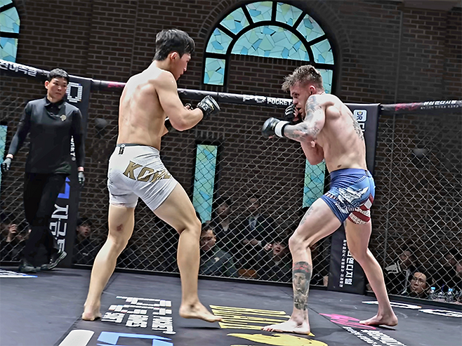 대한민국 알파 ‘리바이’ 김유찬과 미국팀 레이크 지가 2026년 3월 경기도 오산시 종합격투기 국가대항전 ‘블랙컵’ 준준결승 밴텀급 경기를 치르고 있다. 블랙컵 첫 시즌은 유튜브 채널 ‘블랙컴뱃’ 유료 멤버십 단독 생중계다. 사진=이데아 파라곤