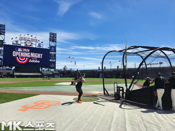 샌프란시스코 야수들이 26일(한국시간) 개막전을 앞두고 타격 연습을 소화하고 있다. 사진(美 샌프란시스코)= 김재호 특파원