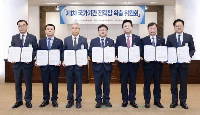 정부의 에너지 고속도로 사업은 전력기기 관련 ETF에게 호재로 작용했다. 사진은 2025년 10월1일 정부서울청사에서 열린 '서해안 초고전압직류송전(HVDC) 준공 업무협약' 체결 기념 촬영에 참석한 김성환 기후에너지환경부 장관(가운데). /사진=기후에너지환경부