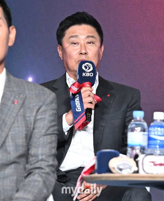 롯데 김태형 감독이 26일 오후 서울 잠실 롯데호텔에서 진행된 '2026 신한SOL KBO리그 미디어데이'에서 이야기를 하고 있다./잠실=송일섭 기자