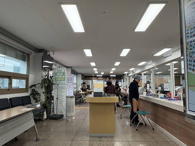 18일 점심시간이 끝난 직후 대구 동구의 한 행정복지센터의 모습. 정주원 기자