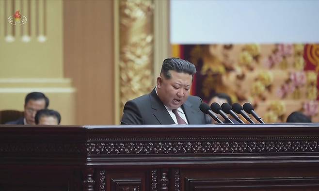 김정은 북한국무위원장이 23일 평양의사당에서 열린 최고인민회의 제15기 1차회의 2일회의에서 시정연설을 하고 있다. 조선중앙TV·뉴시스