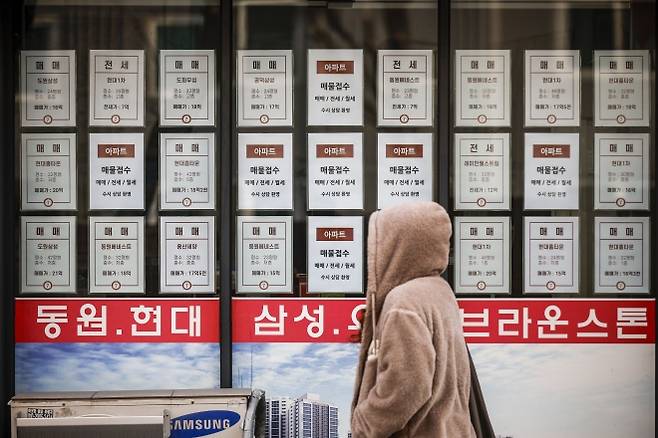서울 시내에 있는 한 공인중개업소 사무실 한 켠에 매물 정보가 빼곡히 붙어 있다. 뉴시스