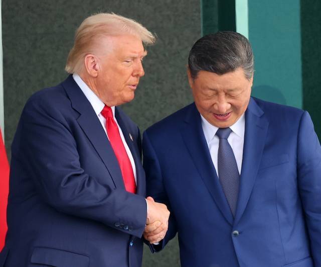 도널드 트럼프 미국 대통령과 시진핑 중국 국가주석이 지난해 10월 30일 부산 김해공군기지 의전실 나래마루에서 정상회담을 마친 뒤 회담장을 나서며 악수하고 있다. 연합뉴스
