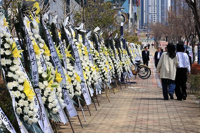 3월26일 전남 순천시 왕지동 광주지방법원 순천지원 앞에 친모의 학대로 숨진 생후 4개월 '해든이'를 추모하는 화환이 늘어서 있다. ⓒ 연합뉴스