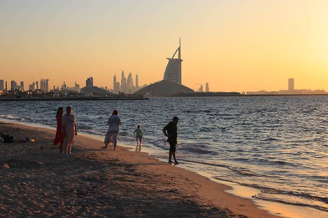 주메이라 비치에서 시민들과 관광객들이 여유롭게 휴식을 즐기고 있는 모습. 사진제공|VisitDubai