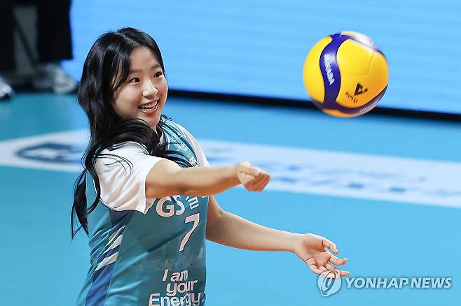 여자배구 준PO 시구하는 탁구 신유빈 (서울=연합뉴스) 서대연 기자 = 24일 서울 중구 장충체육관에서 열린 프로배구 2025-2026 V-리그 포스트시즌 여자부 준플레이오프 GS칼텍스와 흥국생명의 경기에서 탁구 신유빈이 시구하고 있다. 2026.3.24 dwise@yna.co.kr